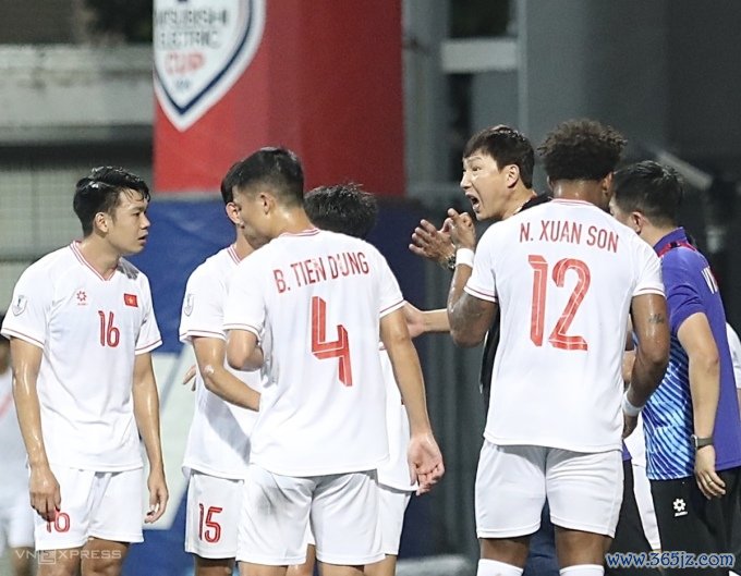 HLV Kim Sang-sik chỉ đạo các cầu thủ Việt Nam trong trận thắng Singapore 2-0 ở lượt đi bán kết ASEAN Cup 2024 ngày 26/12. Ảnh: Hiếu Lương