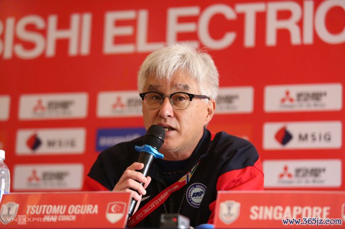 HLV Tsutomu Ogura dự họp báo trước trậnViệt Nam - Singapore ở lượt về bán kết ASEAN Cup 2024. Ảnh: Đức Đồng