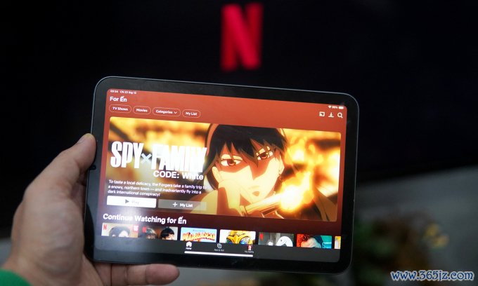 Giao diện Netflix trên một máy tính bảng. Ảnh: Lưu Quý