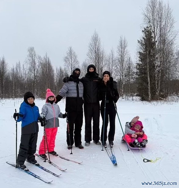 Georgina Rodrigues - bạn gái Ronaldo - và các con chơi trượt tuyết ở Lapland. Ảnh: