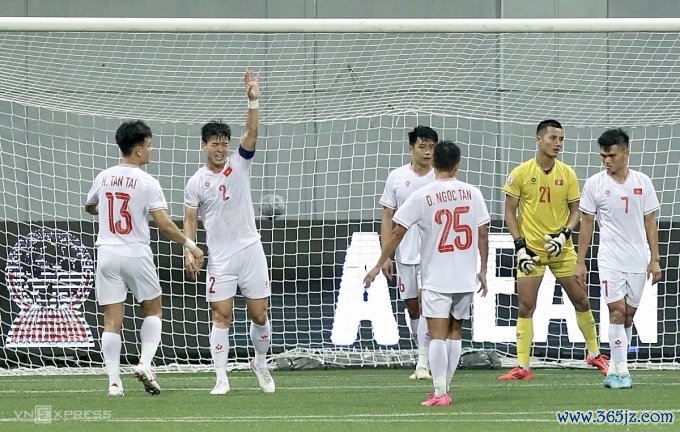 Đỗ Duy Mạnh (số 2) hô hào các đồng đội trong trận Việt Nam thắng Singapore 2-0 trên sân Jalan Besar， tối 26/12/2024. Ảnh: Hiếu Lương