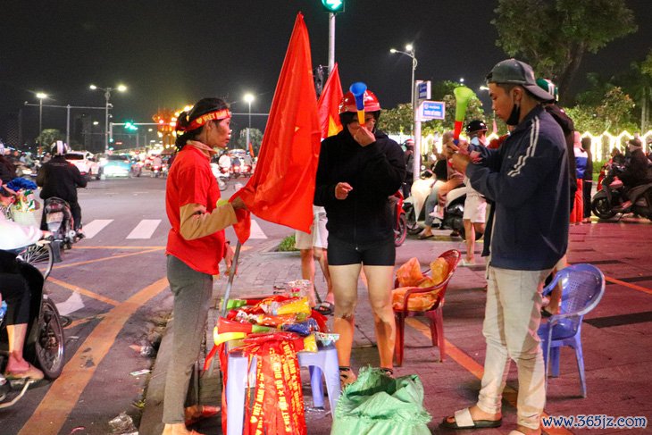 Hàng ngàn người dân Đà Nẵng “đi bão” không quên dừng đèn đỏ - Ảnh 9.