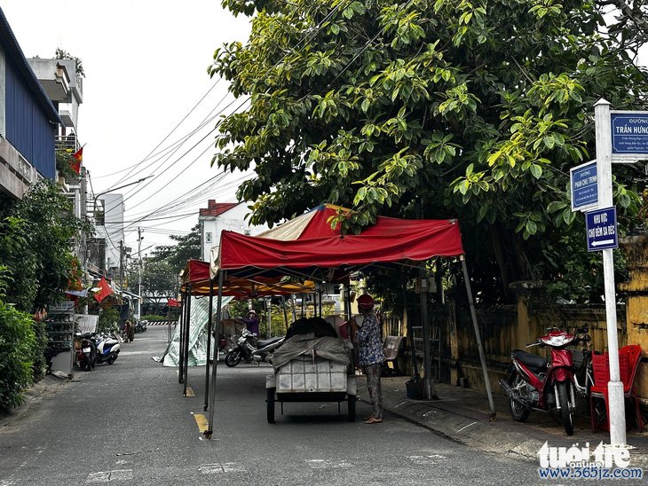 Tiểu thương chợ đêm Sa Đéc khóc ròng vì nguy cơ 'ôm hàng' đợt Tết   - Ảnh 3.