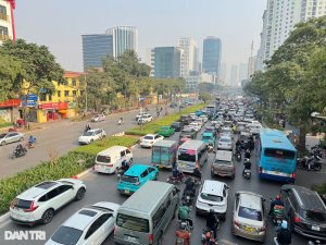 Tắc đường ngày Tết: 2km đi hết 40 phút, nhiều người nóng ruột leo vỉa hè